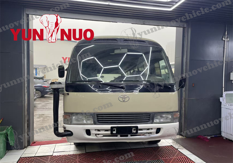 Le Toyota Coaster personnalisé pour le client ghanéen a été entièrement rénové