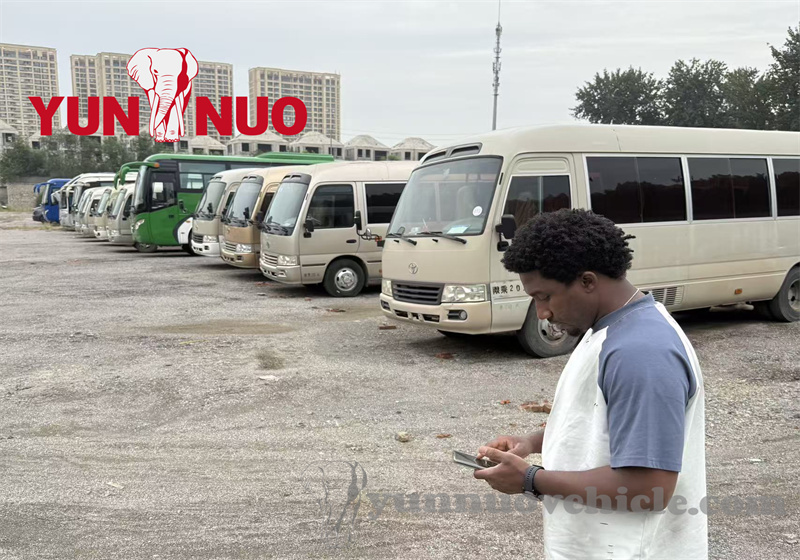 The Guinean customer came to Shandong Yunnuo to purchase used buses Le client guinéen est venu à Shandong Yunnuo pour acheter des bus d'occasion