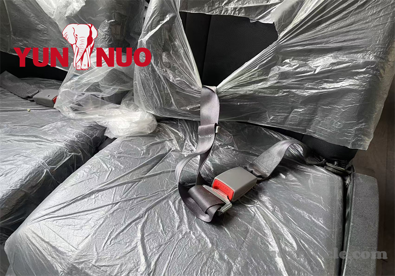 The luxury coach bound for Zimbabwe has been fully renovated L'autocar de luxe à destination du Zimbabwe a été entièrement rénové