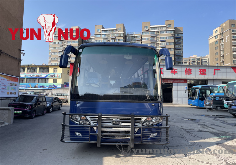 The used Yutong ZK6112D bound for Zimbabwe is about to set sail Le Yutong ZK6112D d'occasion à destination du Zimbabwe est sur le point de prendre le large