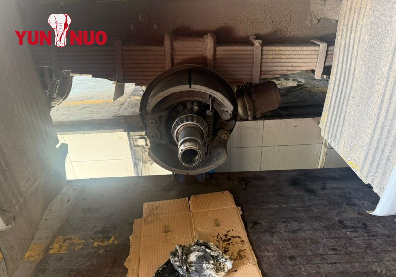 机械悬挂检查Suspension system inspection Check if shock absorbers are leaking oil or malfunctioning and if springs are deformed or broken. 机械悬挂检查Inspection du système de suspension Vérifiez si les amortisseurs fuient de l'huile ou fonctionnent mal et si les ressorts sont déformés ou cassés.