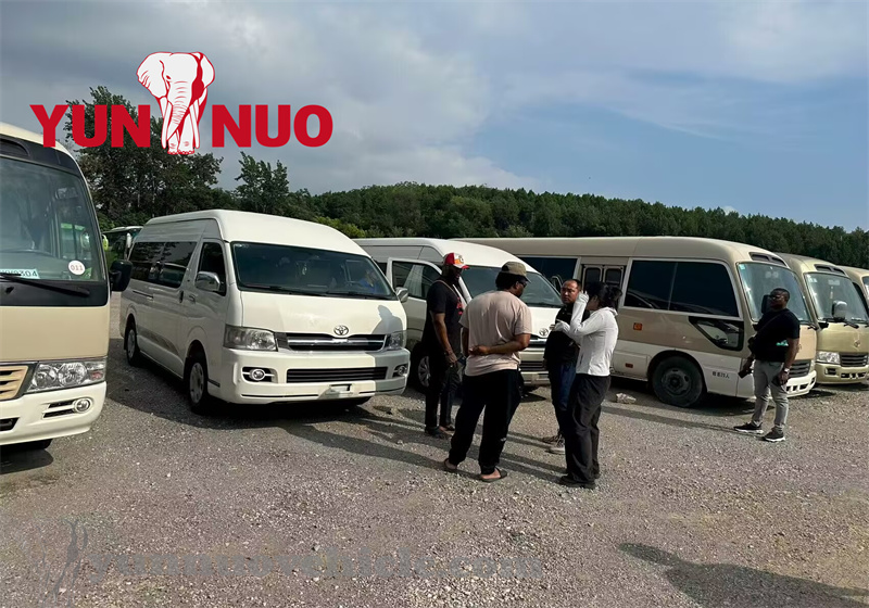 The client from Benin came tovisit our factory and stock vehicles Le client du Bénin est venu sur nos véhicules d'usine et de stock