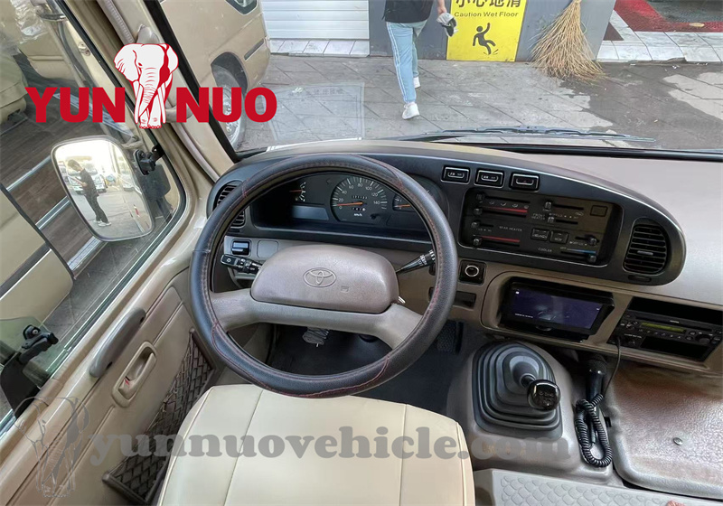 The renovation of the used Toyota Coaster for the Ghanaian customer La rénovation du Toyota Coaster d'occasion pour le client ghanéen