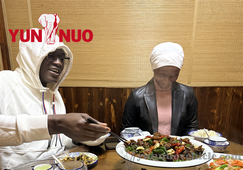 Clients from Mali come to Shandong Yunnuo to purchase used truck tractors Des clients du Mali viennent au Shandong Yunnuo pour acheter des camions tracteurs d'occasion