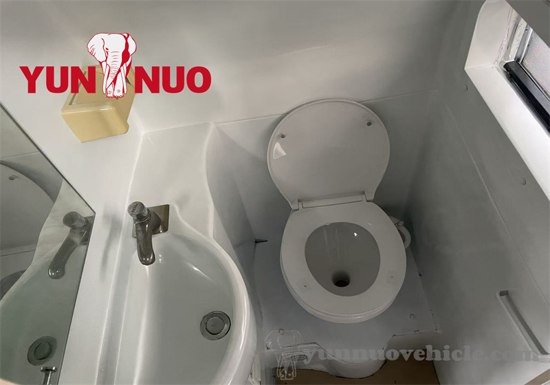 The luxury coach bound for Zimbabwe has been fully renovated L'autocar de luxe à destination du Zimbabwe a été entièrement rénové