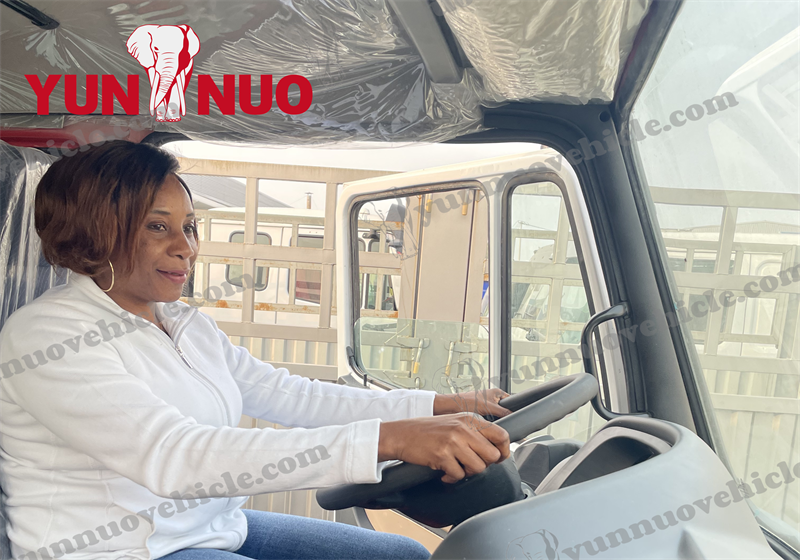 Un client de Côte d'Ivoire achète quatre camions bennes d'occasion