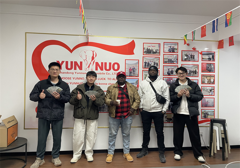 Un client sierra-léonais visite Yunnuo et achète 3 caboteurs Toyota d'occasion