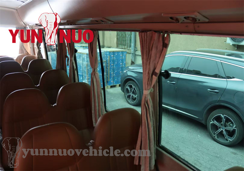 The 29-seat Toyota Coaster has been renovated and completed Le Toyota Coaster de 29 places a été rénové et achevé