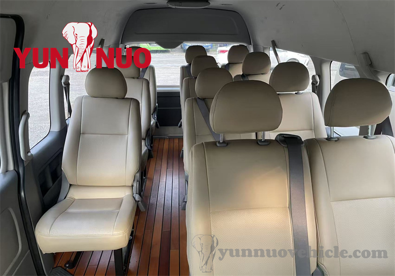 The Toyota Hiace has been fully refurbished La Toyota Hiace a été entièrement remise à neuf
