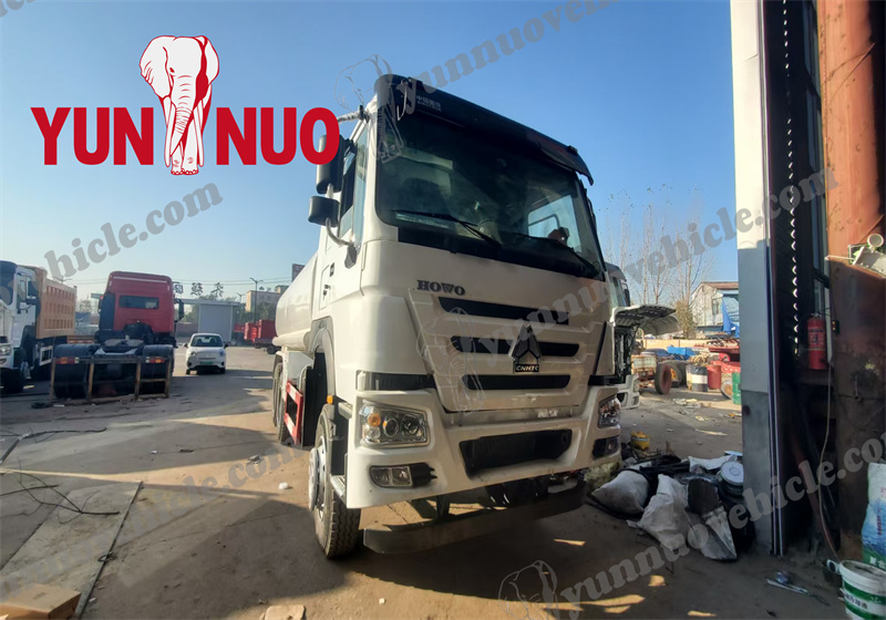 Le camion-citerne d'eau en acier inoxydable HOWO du Shandong Yunnuo sera expédié en RDC