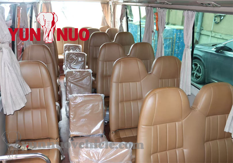 The 29-seat Toyota Coaster has been renovated and completed Le Toyota Coaster de 29 places a été rénové et achevé