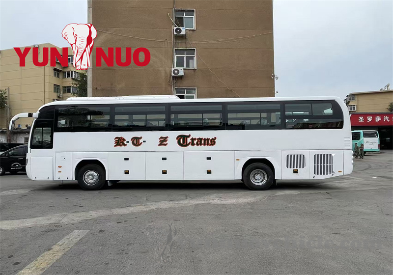 The customized Yutong buses for the Malian customer have been renovated and shipped to the port Les bus Yutong personnalisés pour le client malien ont été rénovés et expédiés au port