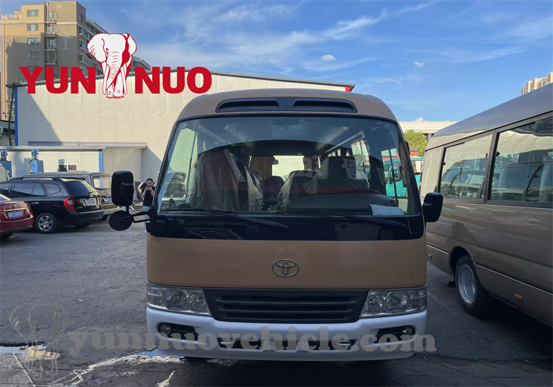 The renovation of the used Toyota Coaster for the Ghanaian customer La rénovation du Toyota Coaster d'occasion pour le client ghanéen