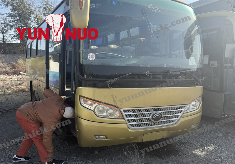 Des clients camerounais visitent Yunnuo pour acheter des autocars Yutong d'occasion