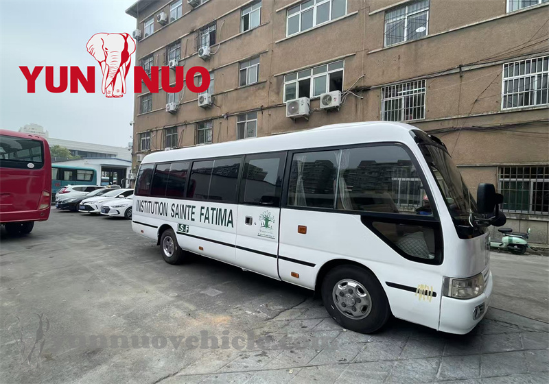 The 29-seat Toyota Coaster has been renovated and completed Le Toyota Coaster de 29 places a été rénové et achevé