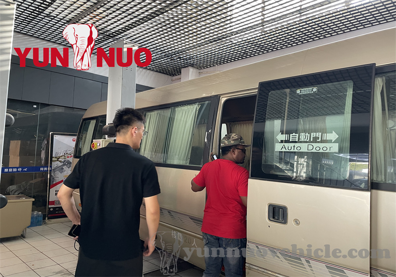 Nigerian Customer Visits and Expresses Intent to Become an Agent Le client nigérian visite et exprime l'intention de devenir agent