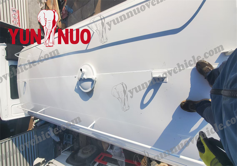 Le camion-citerne d'eau en acier inoxydable HOWO du Shandong Yunnuo sera expédié en RDC