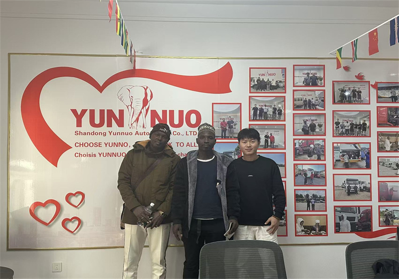 Des acheteurs maliens se rendent au Shandong Yunnuo pour acheter un Toyota Coaster