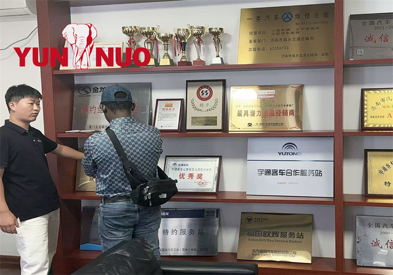 A Ghanaian client working in China came to visit our company Un client ghanéen travaillant en Chine est venu visiter notre entreprise