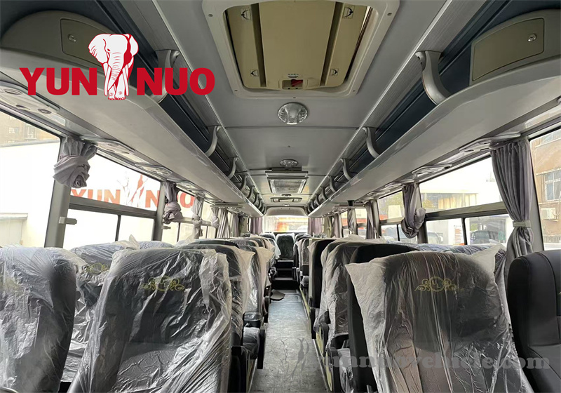 The luxury coach bound for Zimbabwe has been fully renovated L'autocar de luxe à destination du Zimbabwe a été entièrement rénové