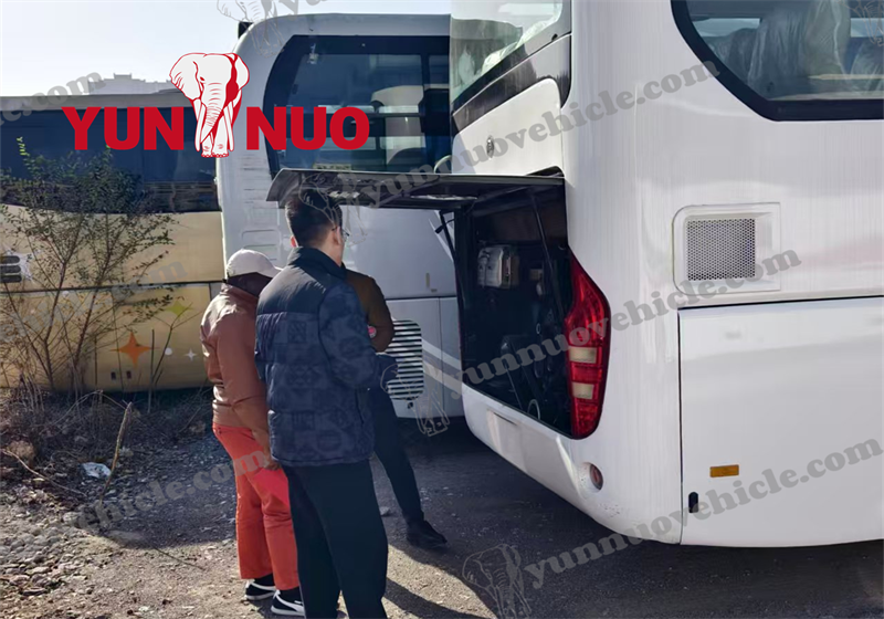 Des clients camerounais visitent Yunnuo pour acheter des autocars Yutong d'occasion