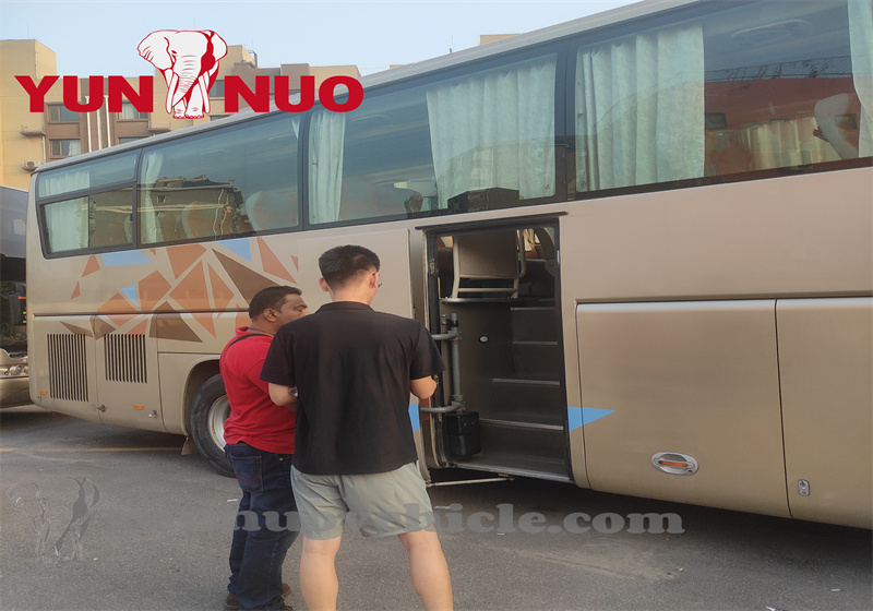 The customer carefully inspected the condition of the vehicles and asked about relevant technical details. He highly recognized our standardized management system and mature vehicle renovation technologies. After in-depth communication, the customer finally decided to place an order. Up to now, this Sri Lankan customer has formally placed an order for used Yutong buses with Shandong Yunuo Automobile Co., Ltd. Client du Sri Lanka