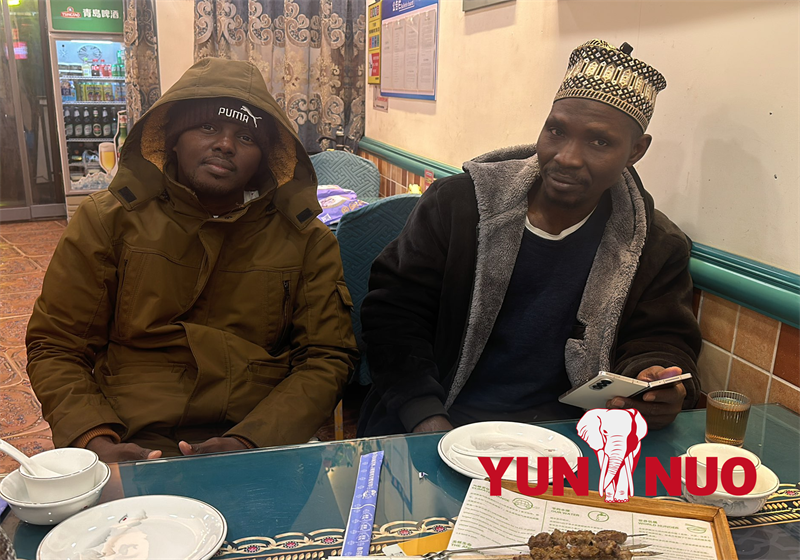 Des acheteurs maliens se rendent au Shandong Yunnuo pour acheter un Toyota Coaster