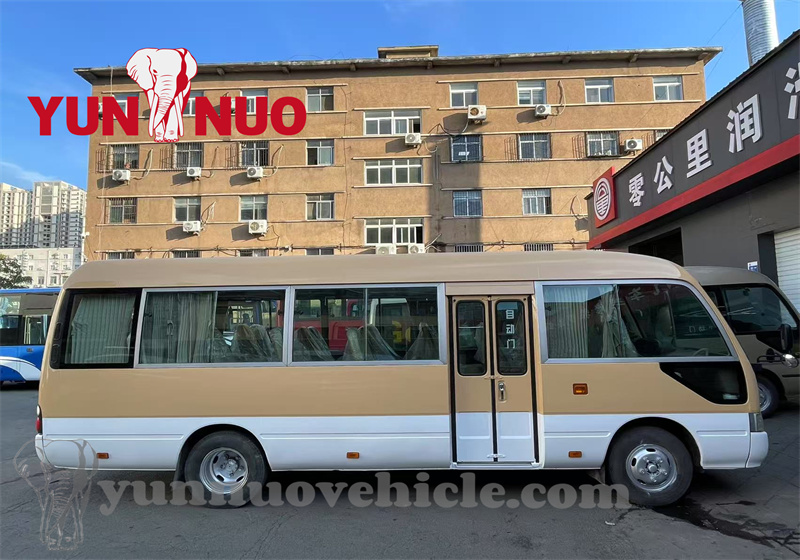 Un client sierra-léonais visite Yunnuo et achète 3 caboteurs Toyota d'occasion