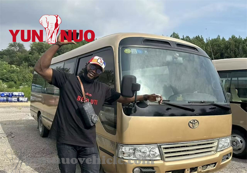 The client from Benin came tovisit our factory and stock vehicles Le client du Bénin est venu sur nos véhicules d'usine et de stock