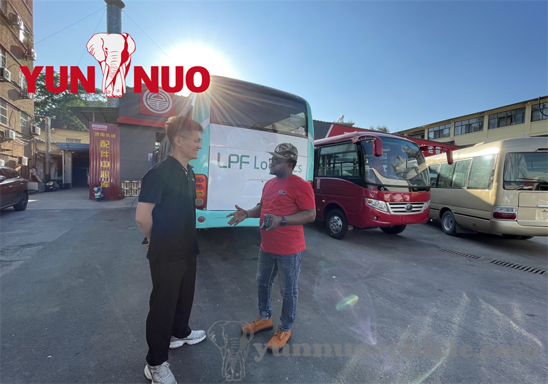 Nigerian Customer Visits and Expresses Intent to Become an Agent Le client nigérian visite et exprime l'intention de devenir agent