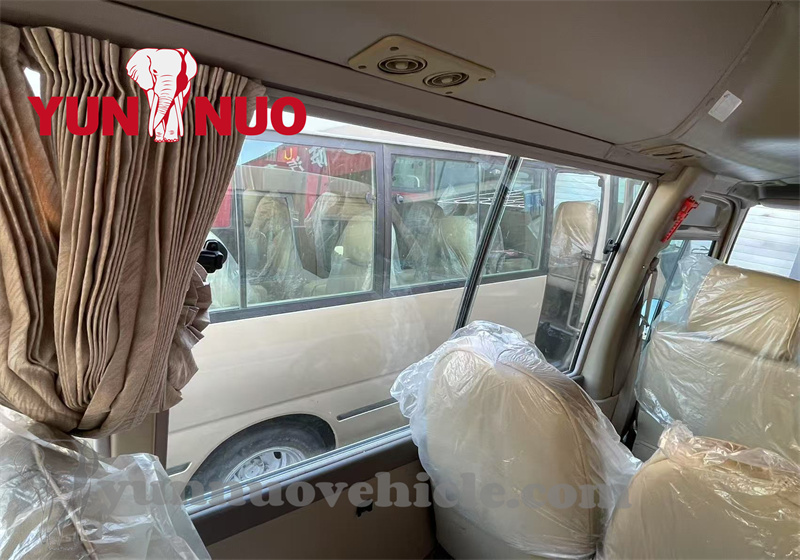 The renovation of the used Toyota Coaster for the Ghanaian customer La rénovation du Toyota Coaster d'occasion pour le client ghanéen