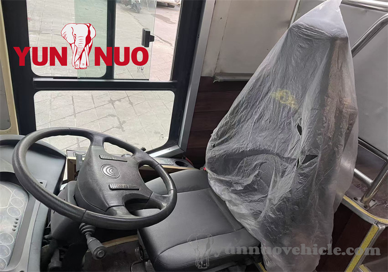 The luxury coach bound for Zimbabwe has been fully renovated L'autocar de luxe à destination du Zimbabwe a été entièrement rénové