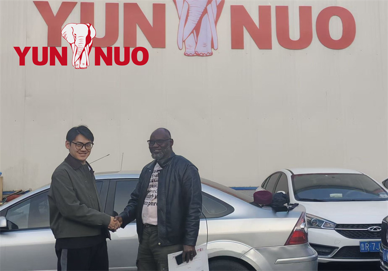 Des clients sénégalais se sont rendus au Shandong Yunnuo pour acheter des bus Coaster