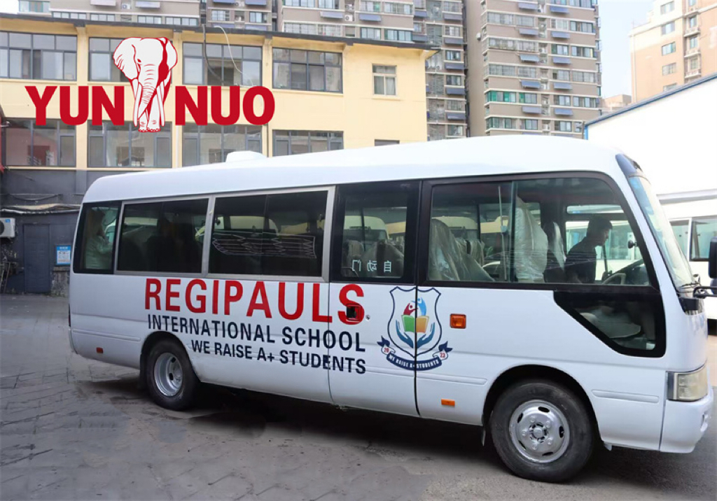 Le Toyota Coaster d'occasion pour le client ghanéen a été rénové