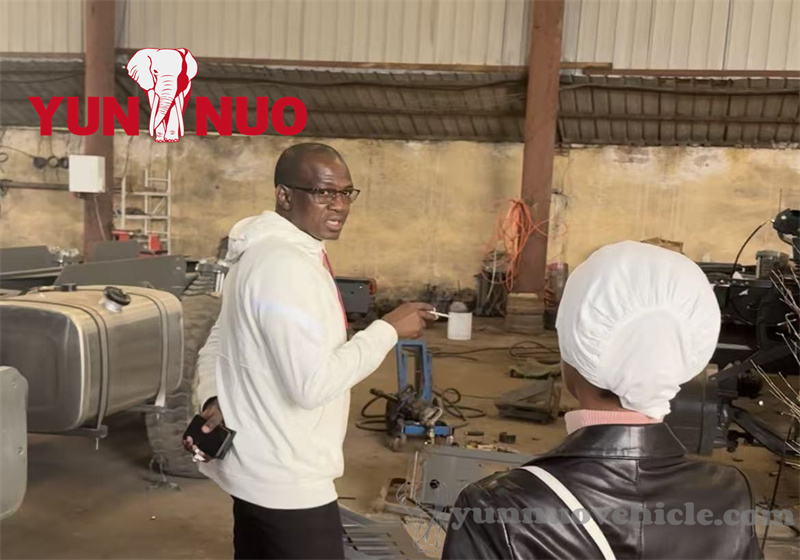 Des clients du Mali viennent au Shandong Yunnuo pour acheter des camions tracteurs d'occasion