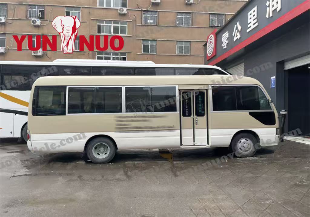 Le Toyota Coaster personnalisé pour le client ghanéen a été entièrement rénové