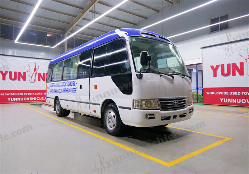 Toyota Coaster méticuleusement remis à neuf pour un client ghanéen, prêt à être livré