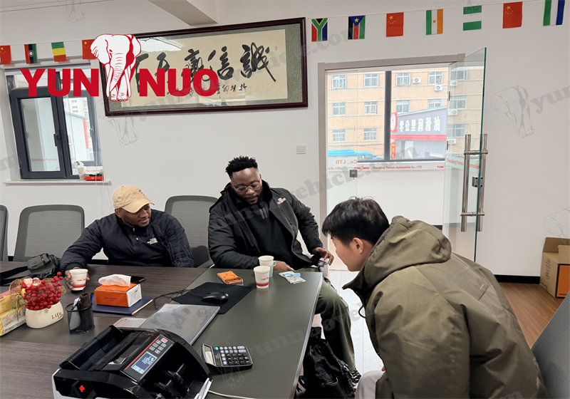 Un client zimbabw&eacute;en se rend au Shandong Yunnuo pour r&eacute;gler le paiement final.png