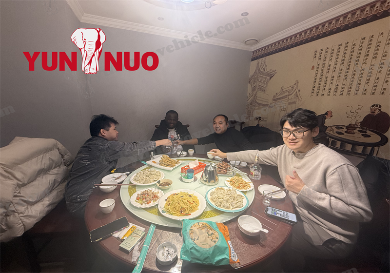 Le client ghan&eacute;en a achet&eacute; quatre v&eacute;hicules Toyota Coaster &agrave; moteur diesel aupr&egrave;s de Shandong Yunnuo