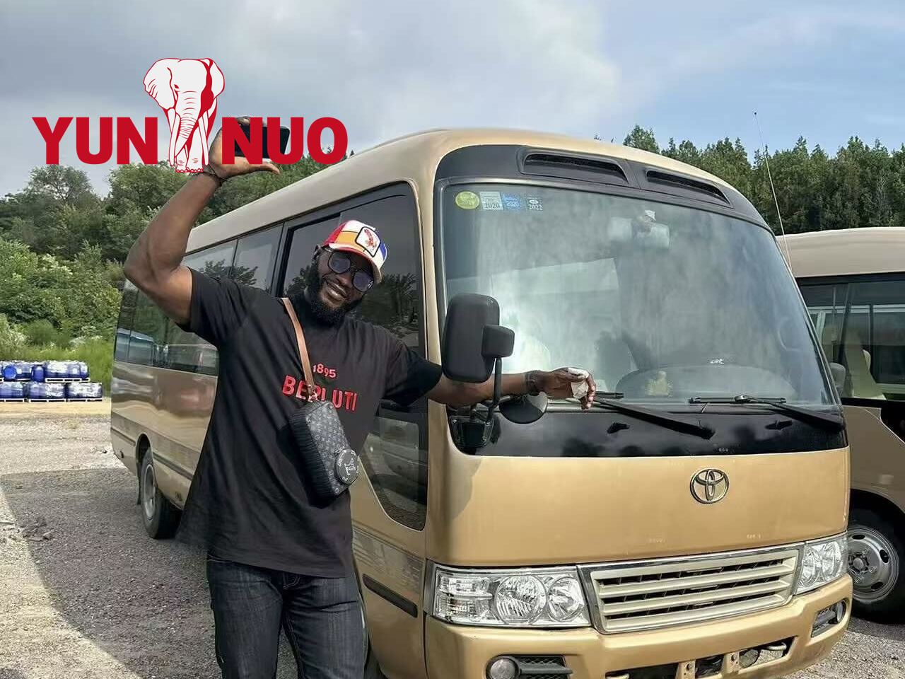 Le client du Bénin est venu visiter nos véhicules d'usine et de stock