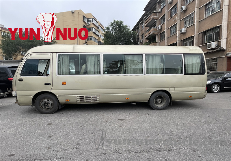 Le Toyota Coaster personnalisé par le client du CRD Congo a été expédié au port