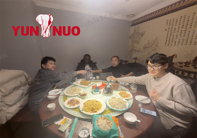 Le client ghan&eacute;en a achet&eacute; quatre v&eacute;hicules Toyota Coaster &agrave; moteur diesel aupr&egrave;s de Shandong Yunnuo