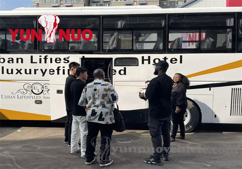 Le client zimbabwéen a visité Shandong Yunnuo pour un voyage de retour pour inspecter les véhicules