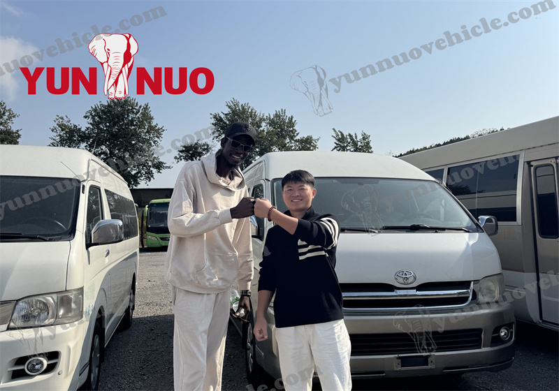 Des clients du Sénégal sont venus acheter nos bus Toyota Coaster d'occasion