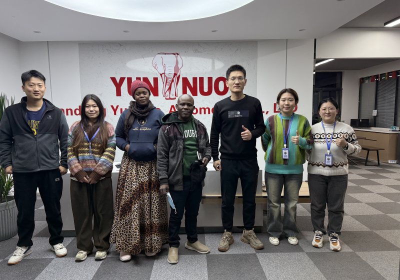 Des clients zambiens ont visité l'entreprise.