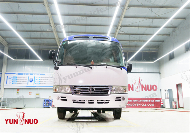 Toyota Coaster Diesel N04C remis à neuf