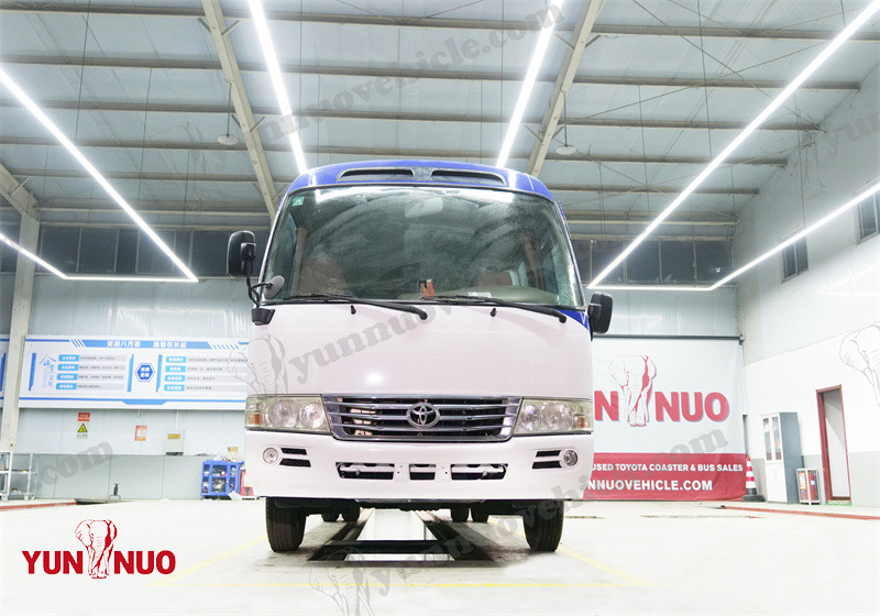 Toyota Coaster Diesel N04C remis à neuf