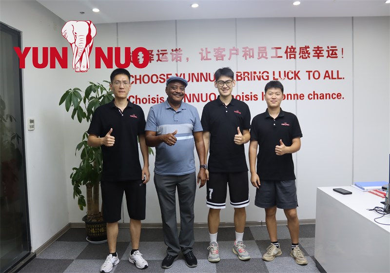 Les clients tanzaniens viennent inspecter les camions Sinotruk utilisés