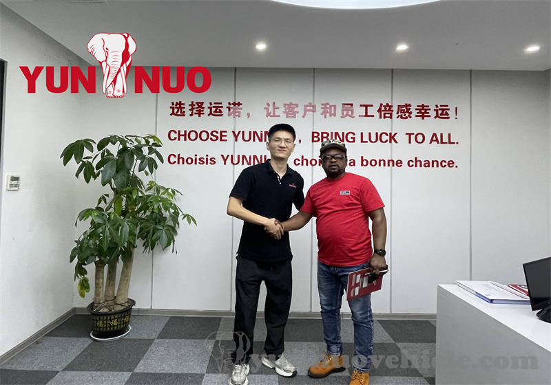 Le client nigérian visite l'usine de Shandong Yunnuo et l'inventaire des véhicules d'occasion