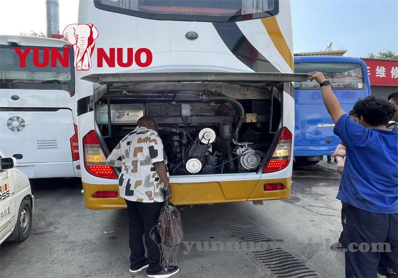 Le client zimbabwéen a visité Shandong Yunnuo pour un voyage de retour pour inspecter les véhicules